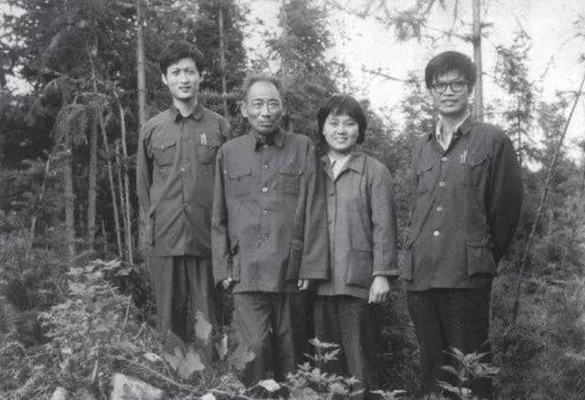 江津陈独秀旧居陈列馆-陈松年在墓地合照电子档