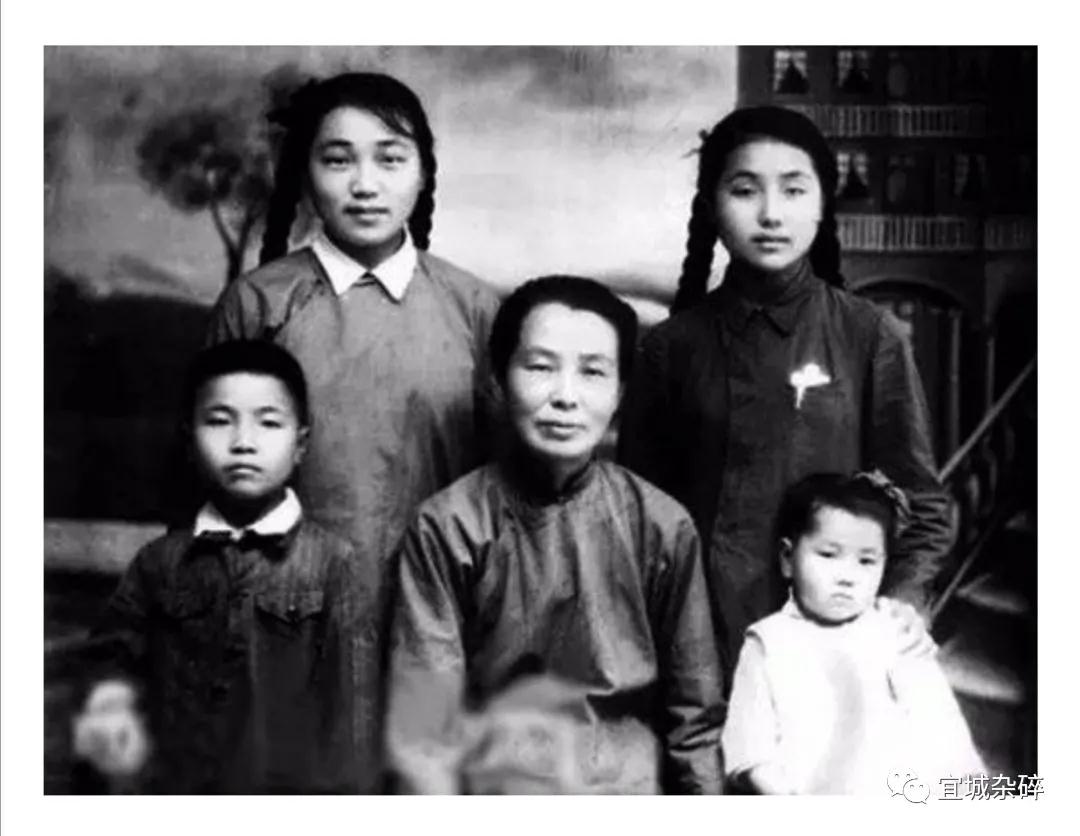 江津陈独秀旧居陈列馆-窦珩光和子女合照电子档